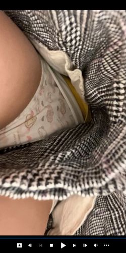キュロットスカートの裾の隙間からキャラパンが丸見えなフロントパンチラ